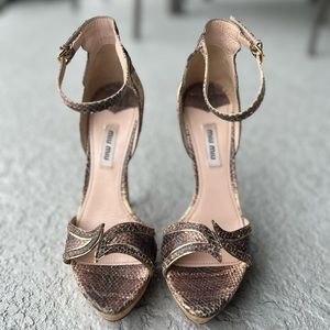Stunning Miu Miu 5 inch heels with gorgeous gold piping